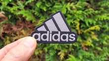 Laden Sie das Bild in den Galerie-Viewer, Adidas Embroidered patch Logo